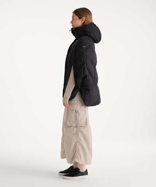 モデル身長175cm、着用サイズ2、着用カラーBLACK