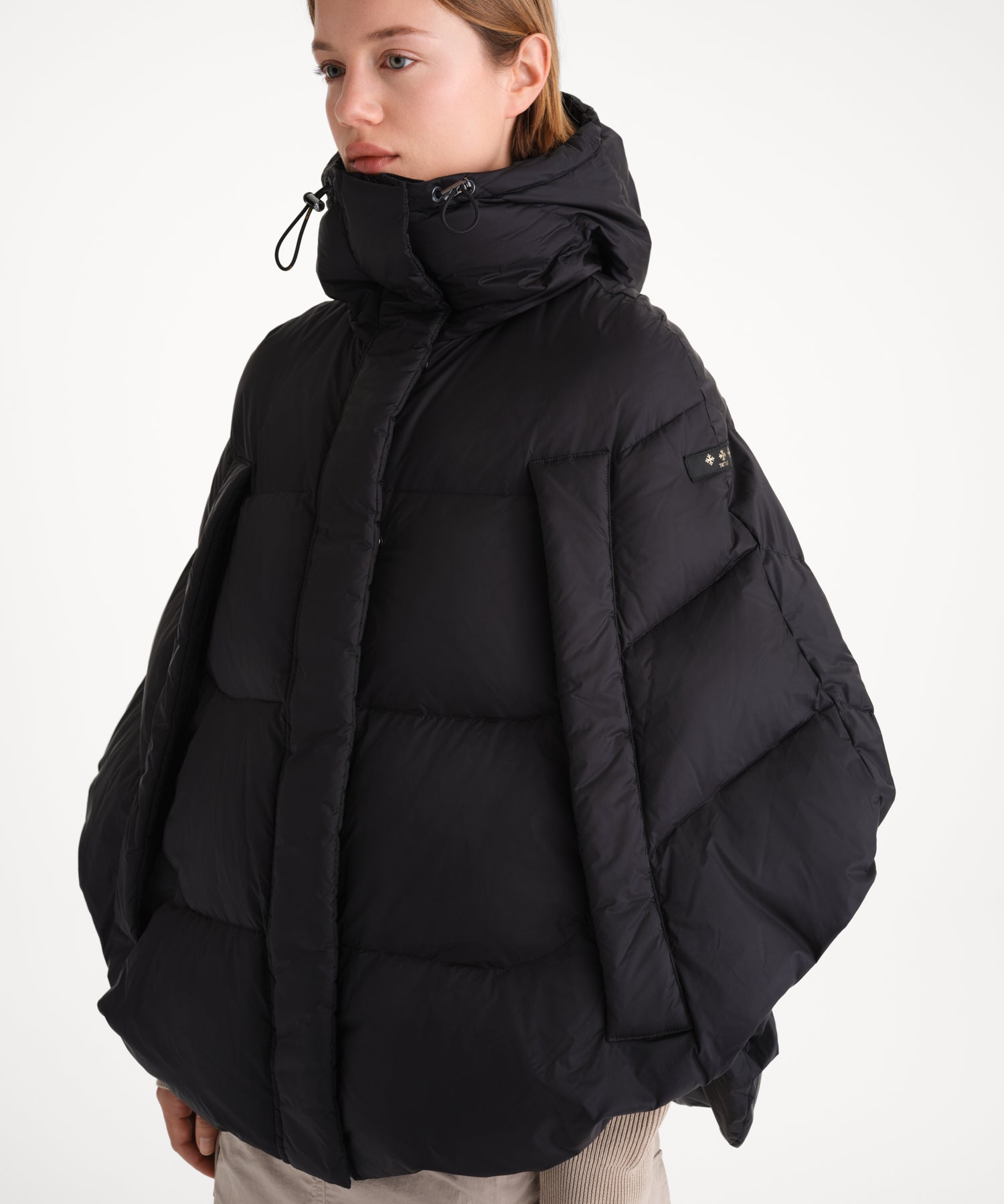 モデル身長175cm、着用サイズ2、着用カラーBLACK