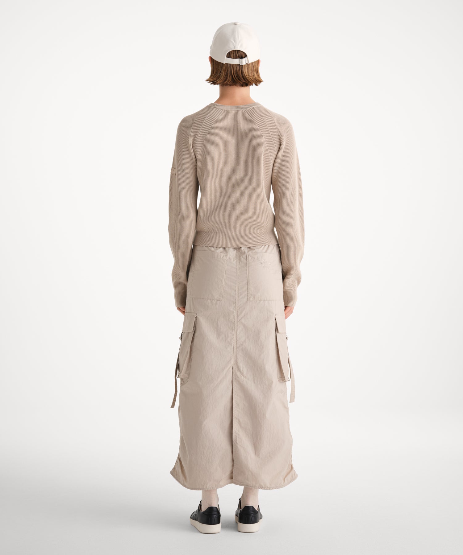 モデル身長175cm、着用サイズF、着用カラーIVORY