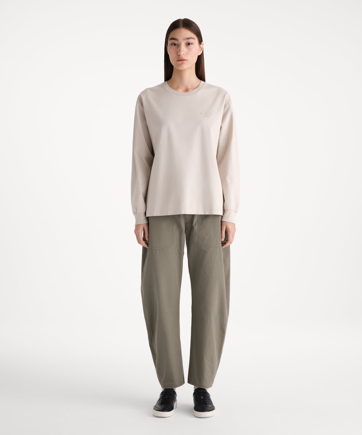 モデル身長176cm、着用サイズ2、着用カラーL.BEIGE