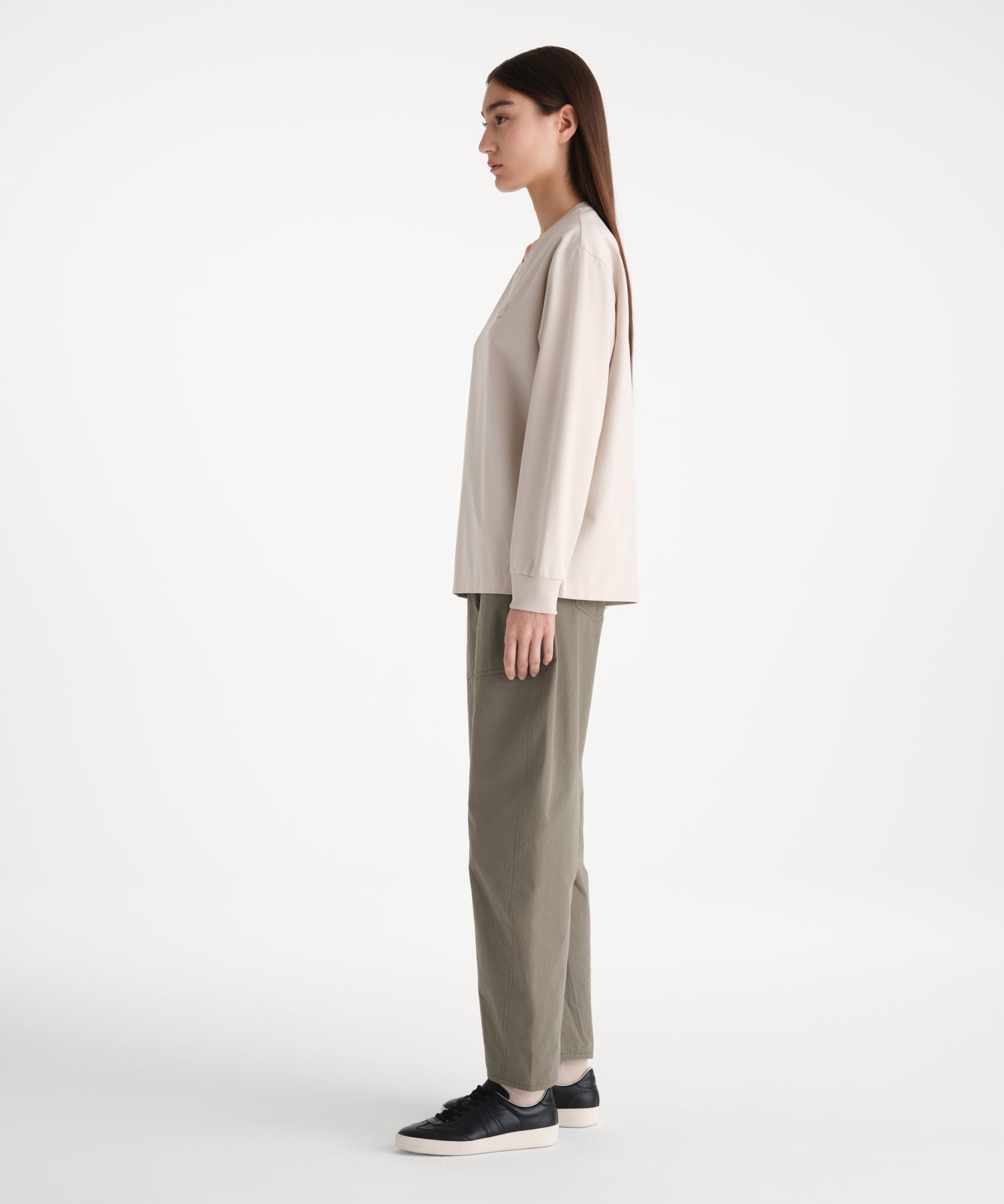 モデル身長176cm、着用サイズ2、着用カラーL.BEIGE