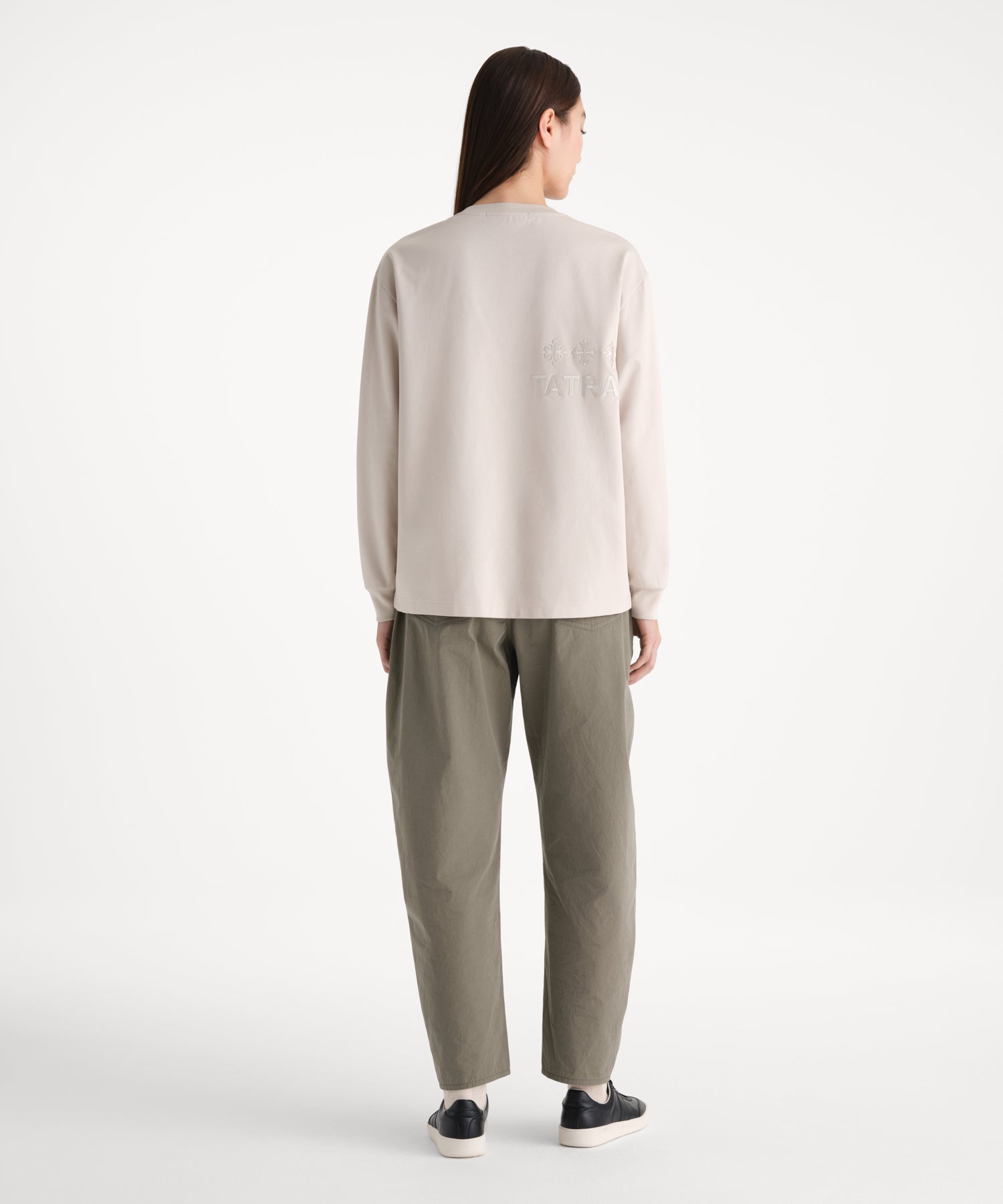モデル身長176cm、着用サイズ2、着用カラーL.BEIGE