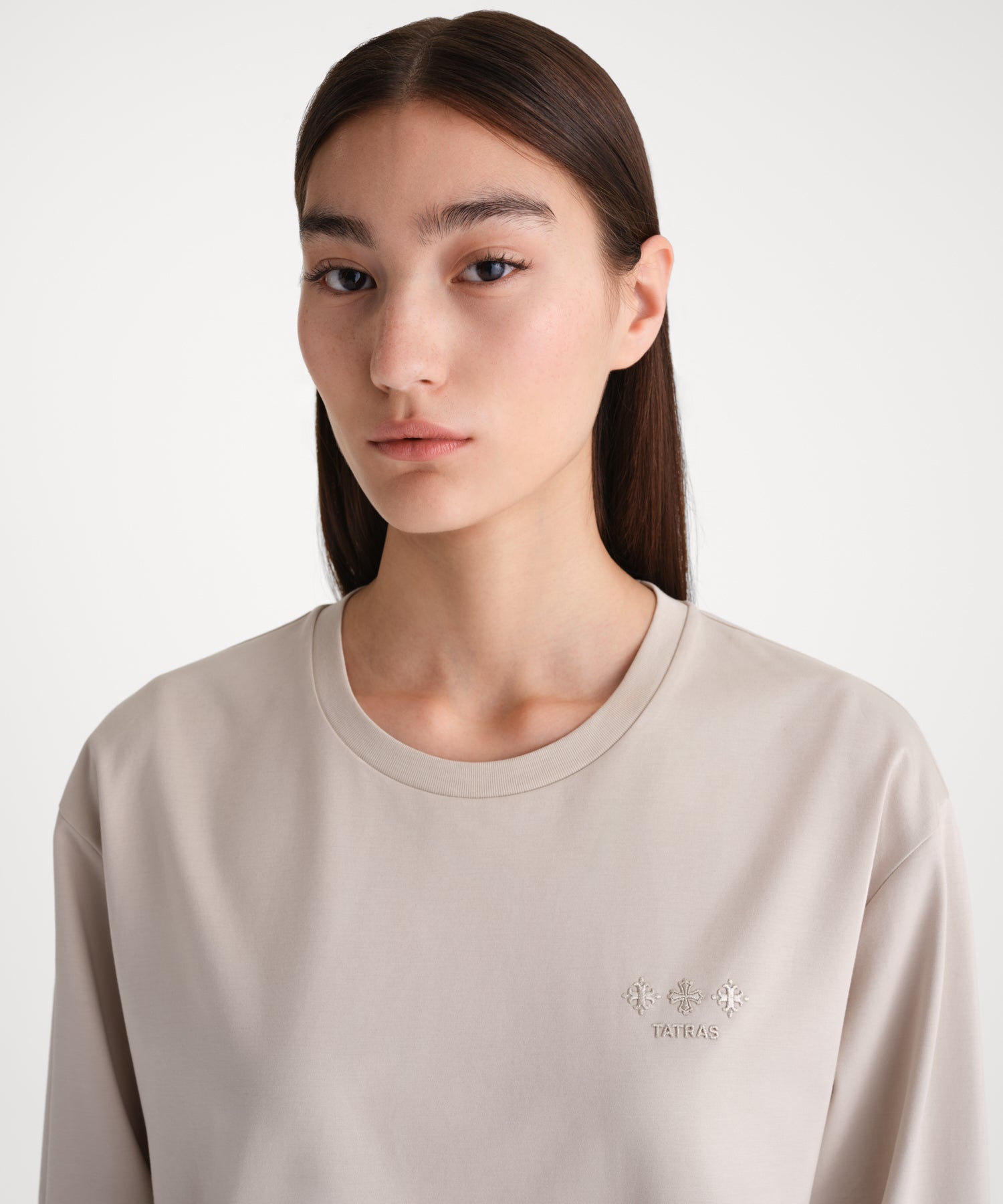 モデル身長176cm、着用サイズ2、着用カラーL.BEIGE