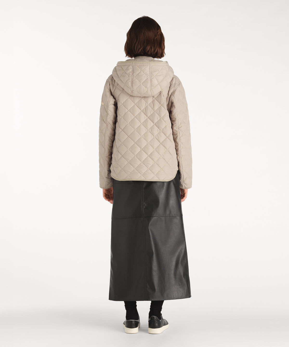 モデル身長177cm、着用サイズ2、着用カラーBEIGE