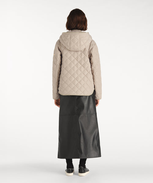 モデル身長177cm、着用サイズ2、着用カラーBEIGE