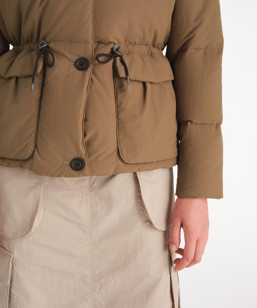 モデル身長177cm、着用サイズ2、着用カラーKHAKI