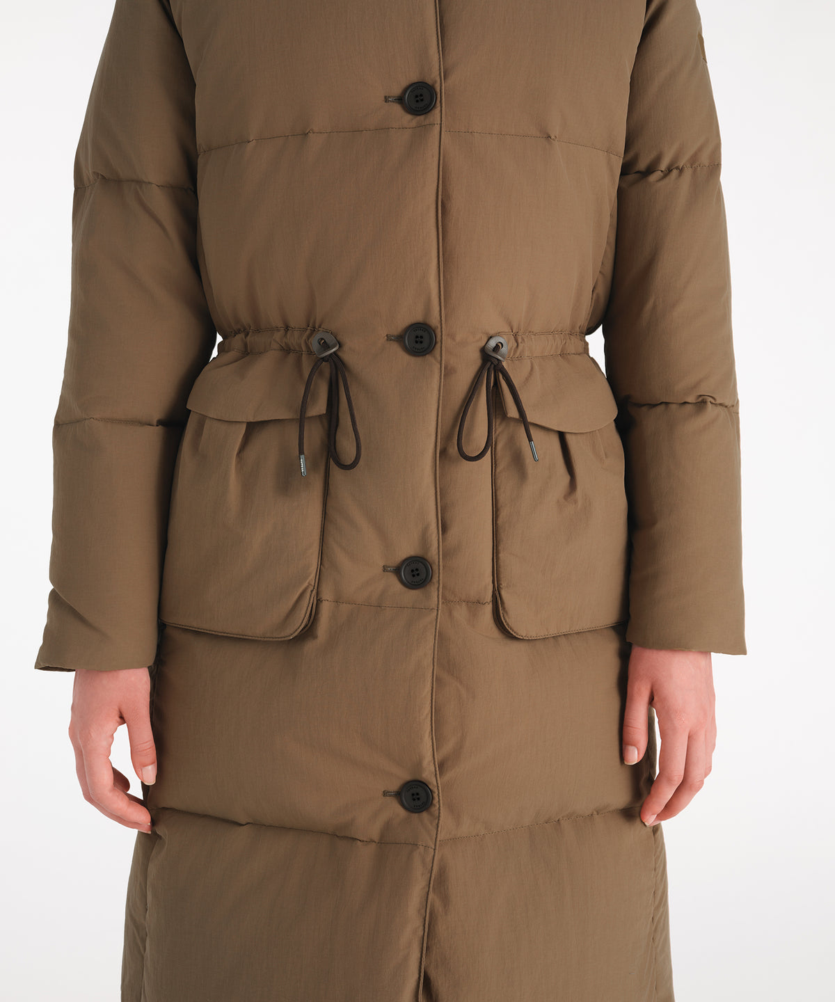 モデル身長177cm、着用サイズ2、着用カラーKHAKI