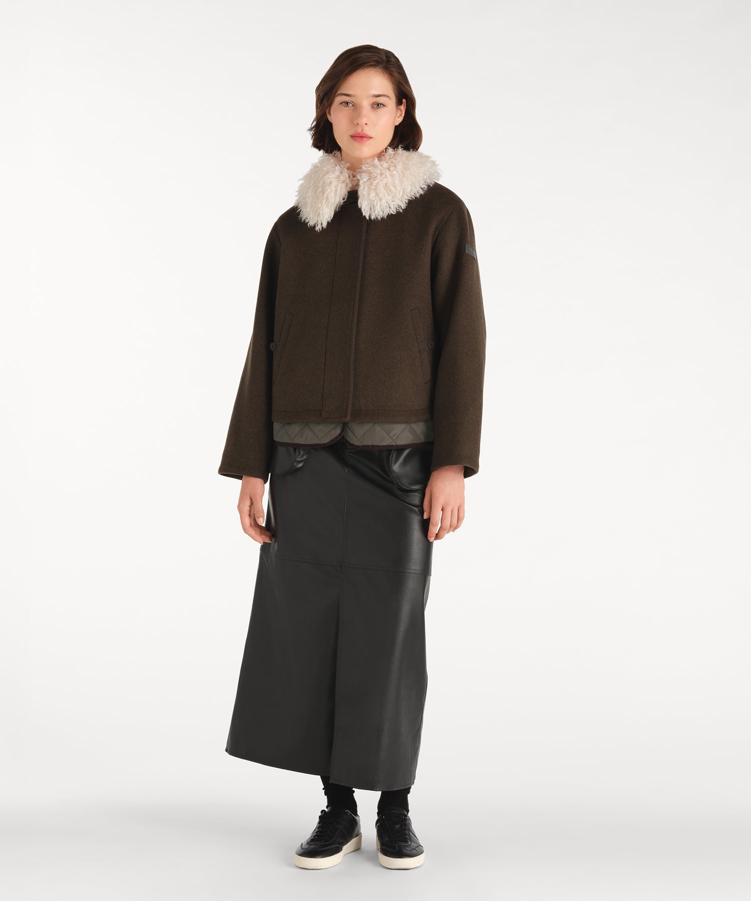 モデル身長177cm、着用サイズ2、着用カラーKHAKI