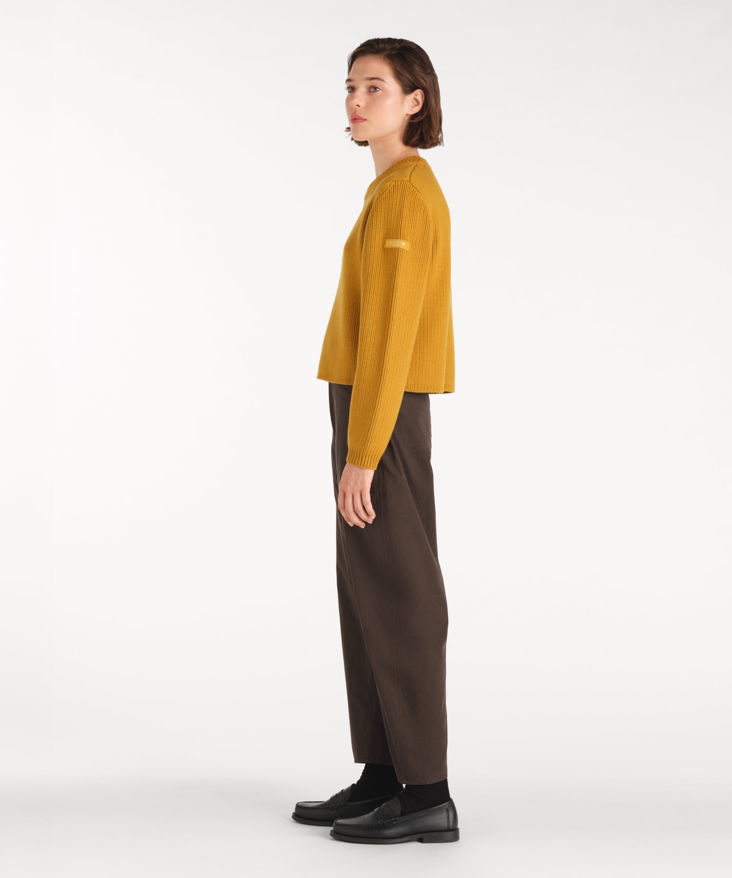 モデル身長177cm、着用サイズ2、着用カラーMUSTARD