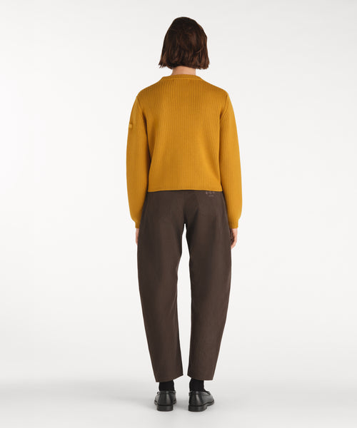 モデル身長177cm、着用サイズ2、着用カラーMUSTARD