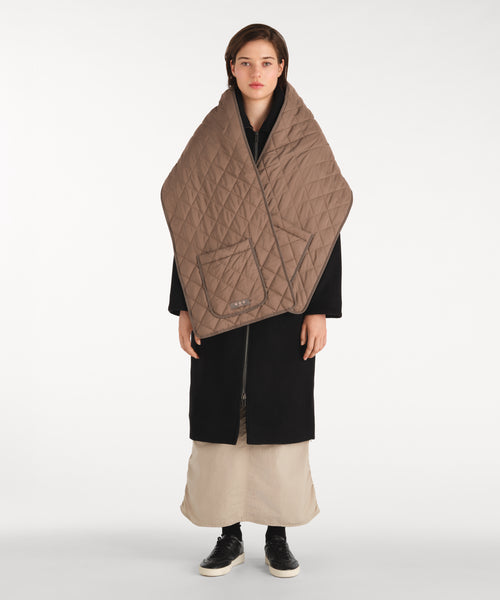 モデル身長177cm、着用サイズF、着用カラーL.BROWN