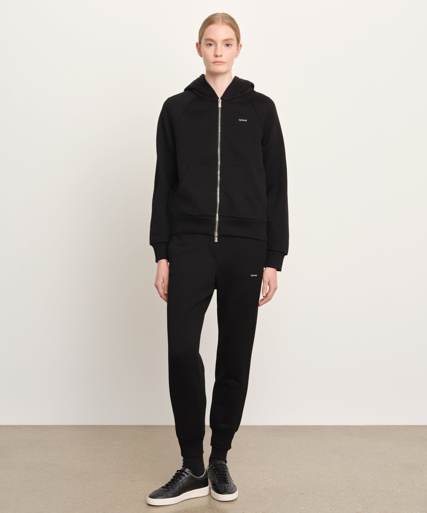 モデル身長176cm、着用サイズ2、着用カラーBLACK