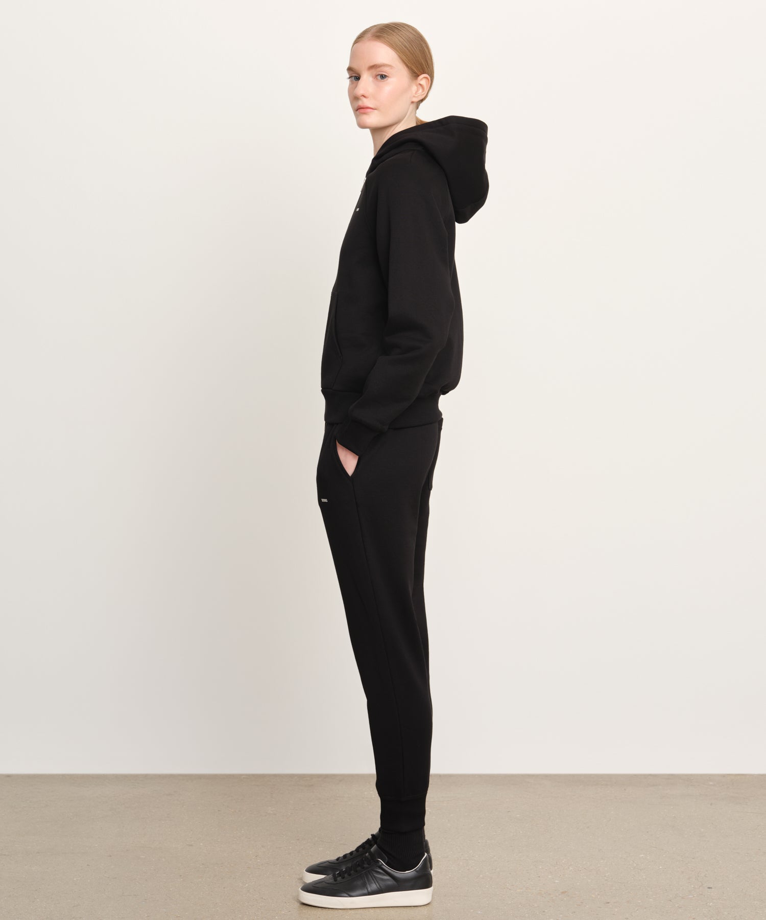 モデル身長176cm、着用サイズ2、着用カラーBLACK