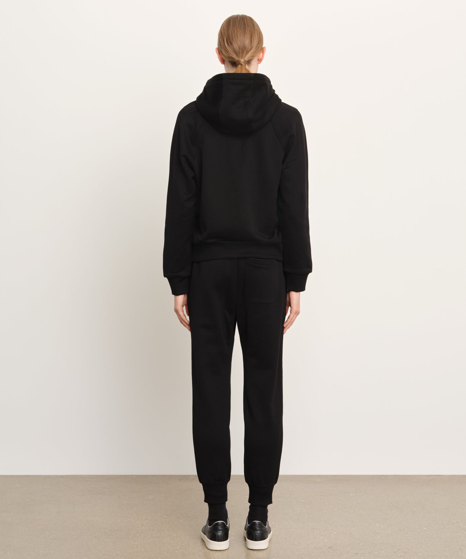 モデル身長176cm、着用サイズ2、着用カラーBLACK