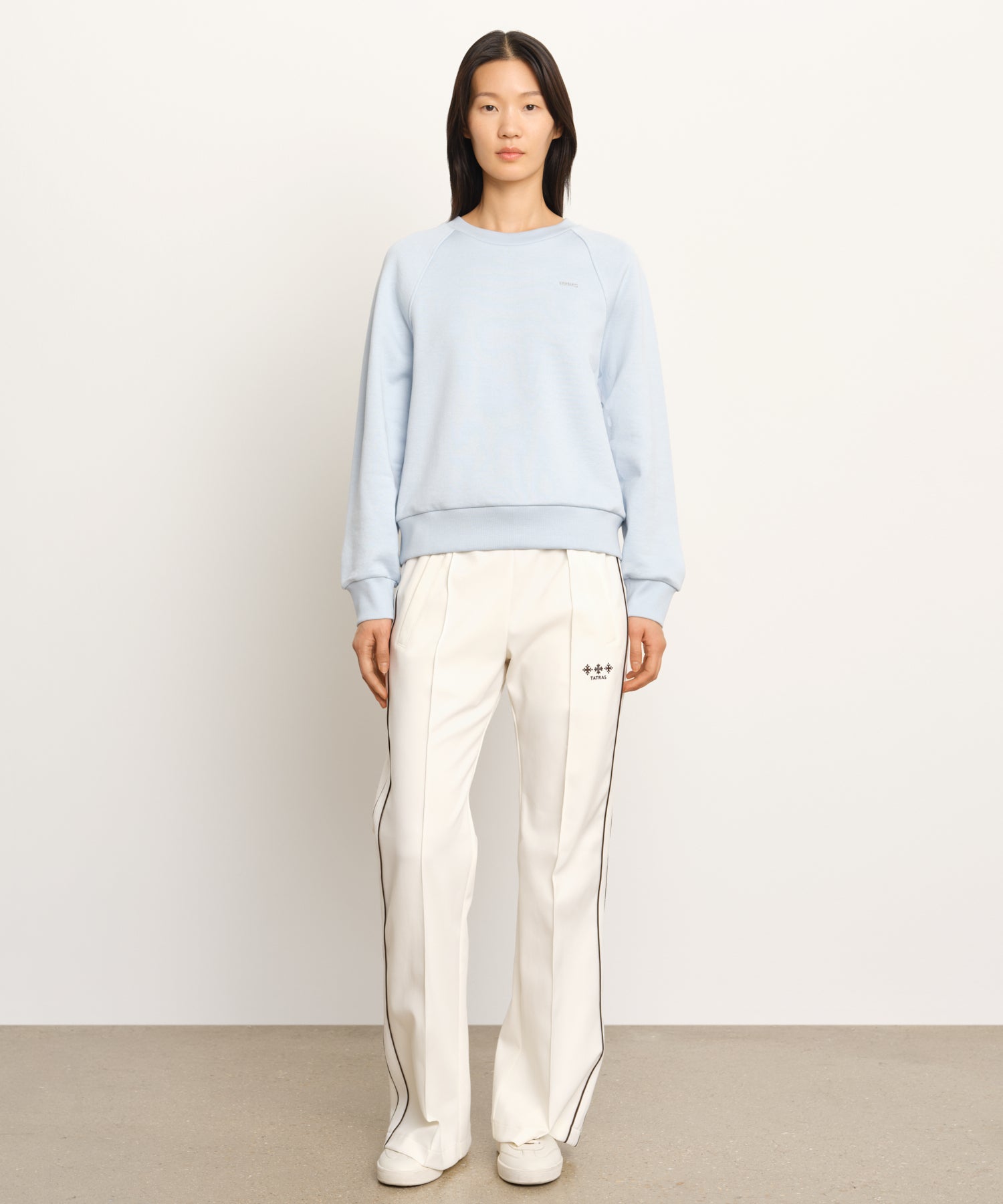 モデル身長177cm、着用サイズ2、着用カラーSAX