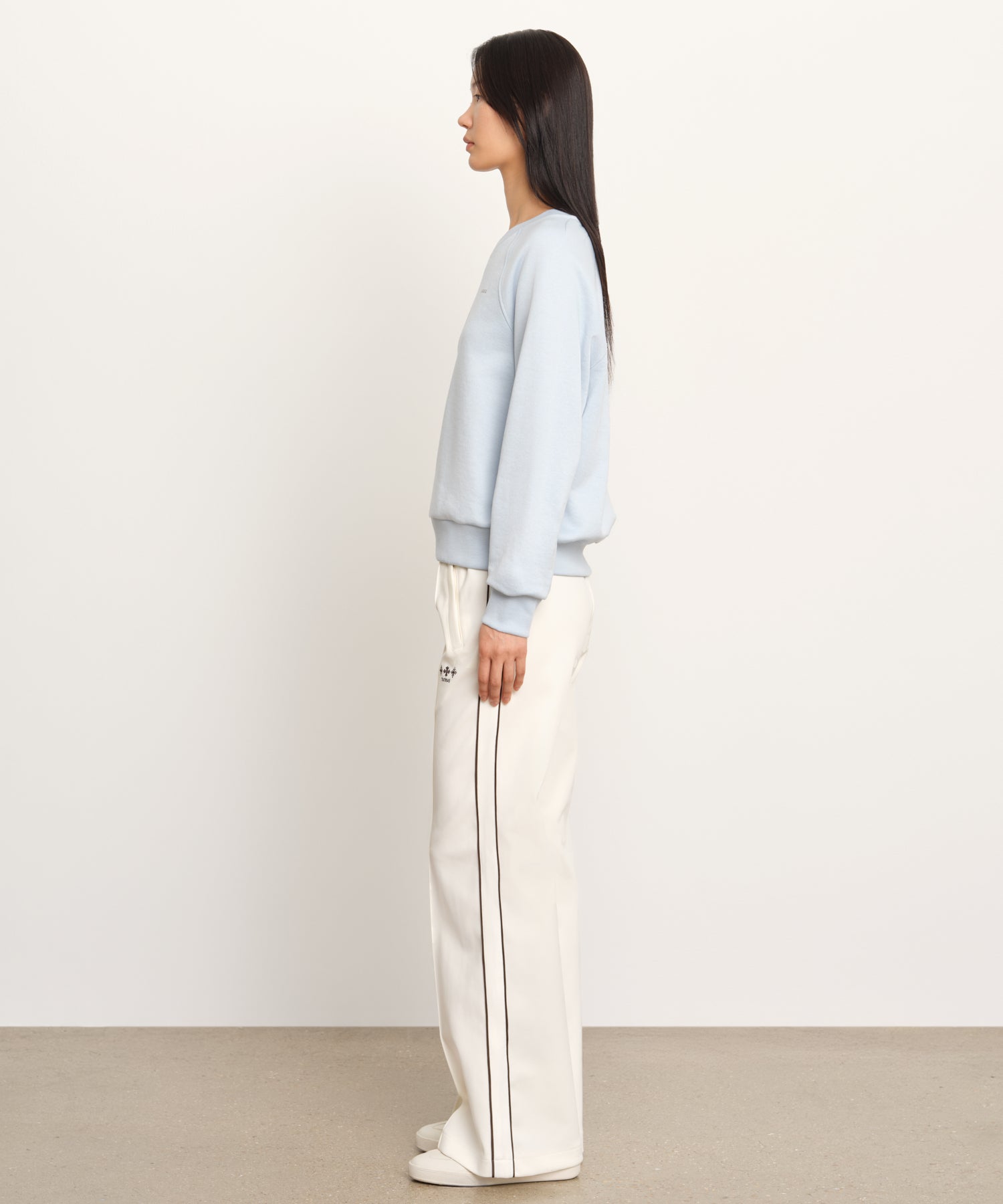 モデル身長177cm、着用サイズ2、着用カラーSAX