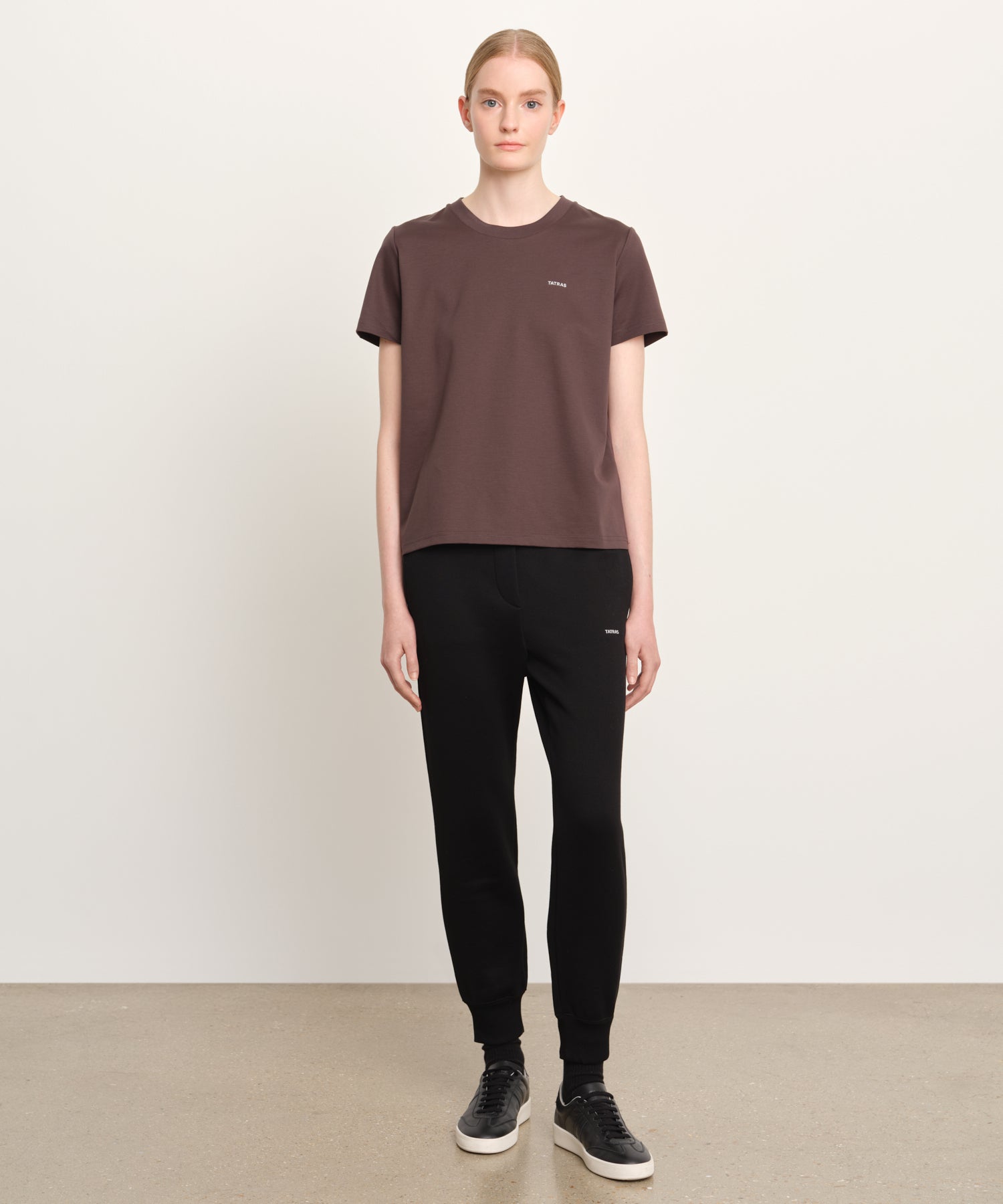 モデル身長176cm、着用サイズ2、着用カラーC.GRAY