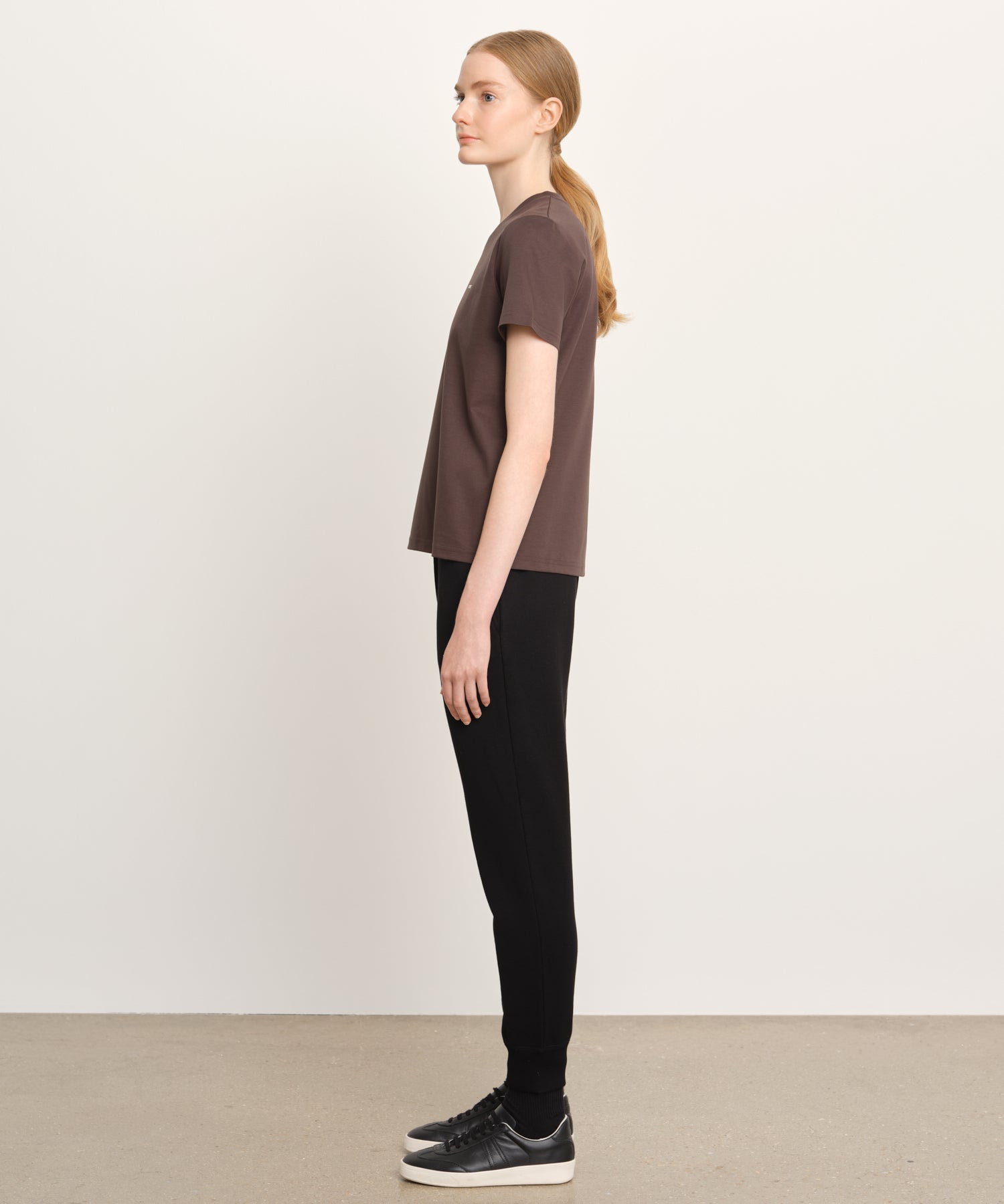 モデル身長176cm、着用サイズ2、着用カラーC.GRAY