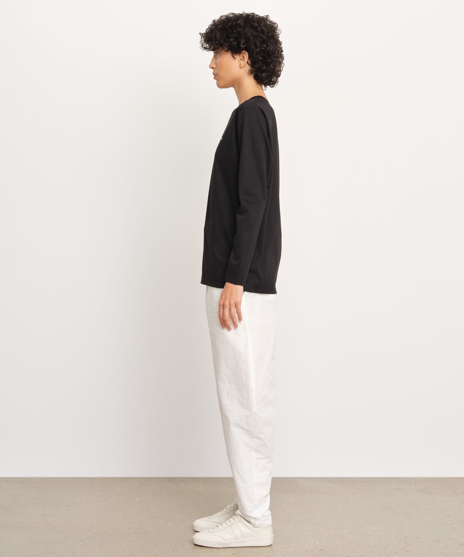 モデル身長176cm、着用サイズ2、着用カラーBLACK