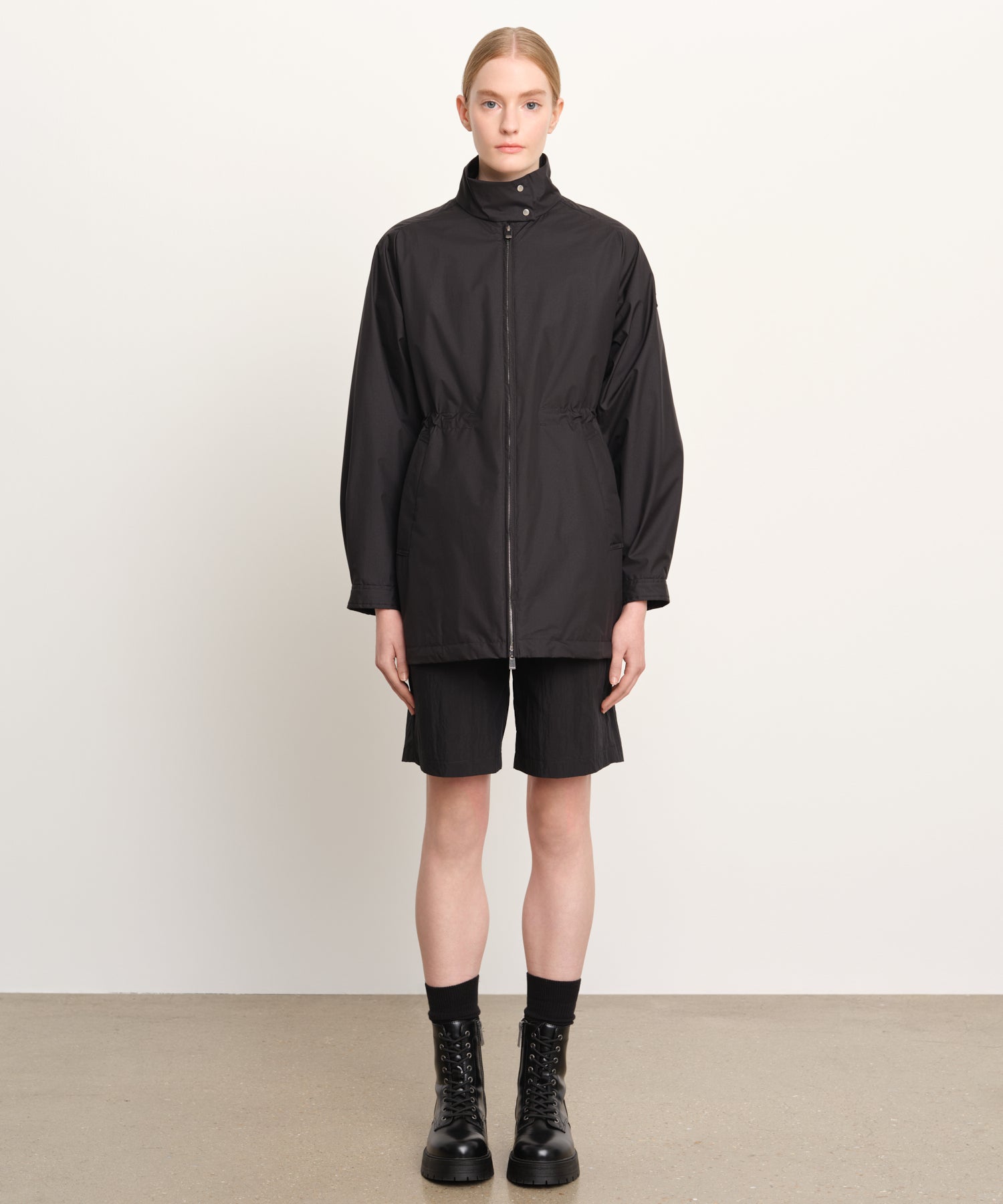 モデル身長176cm、着用サイズ2、着用カラーBLACK