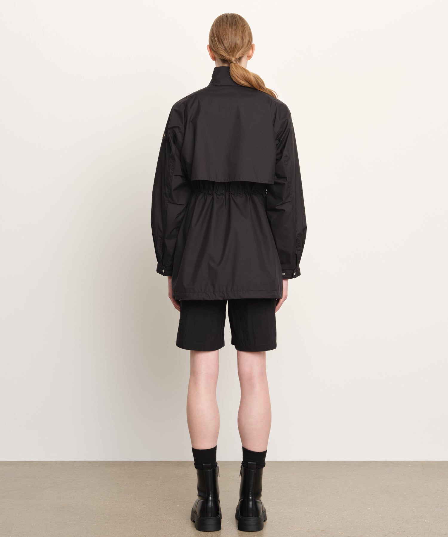 モデル身長176cm、着用サイズ2、着用カラーBLACK