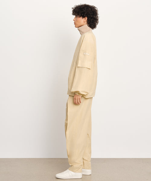 モデル身長176cm、着用サイズ2、着用カラーL.BEIGE