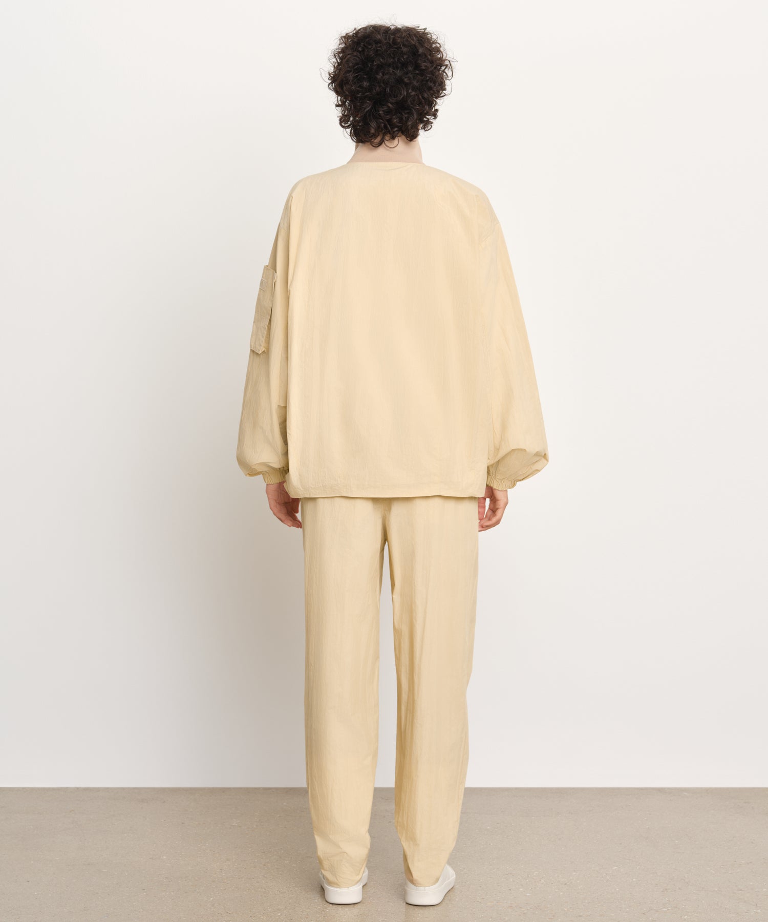 モデル身長176cm、着用サイズ2、着用カラーL.BEIGE