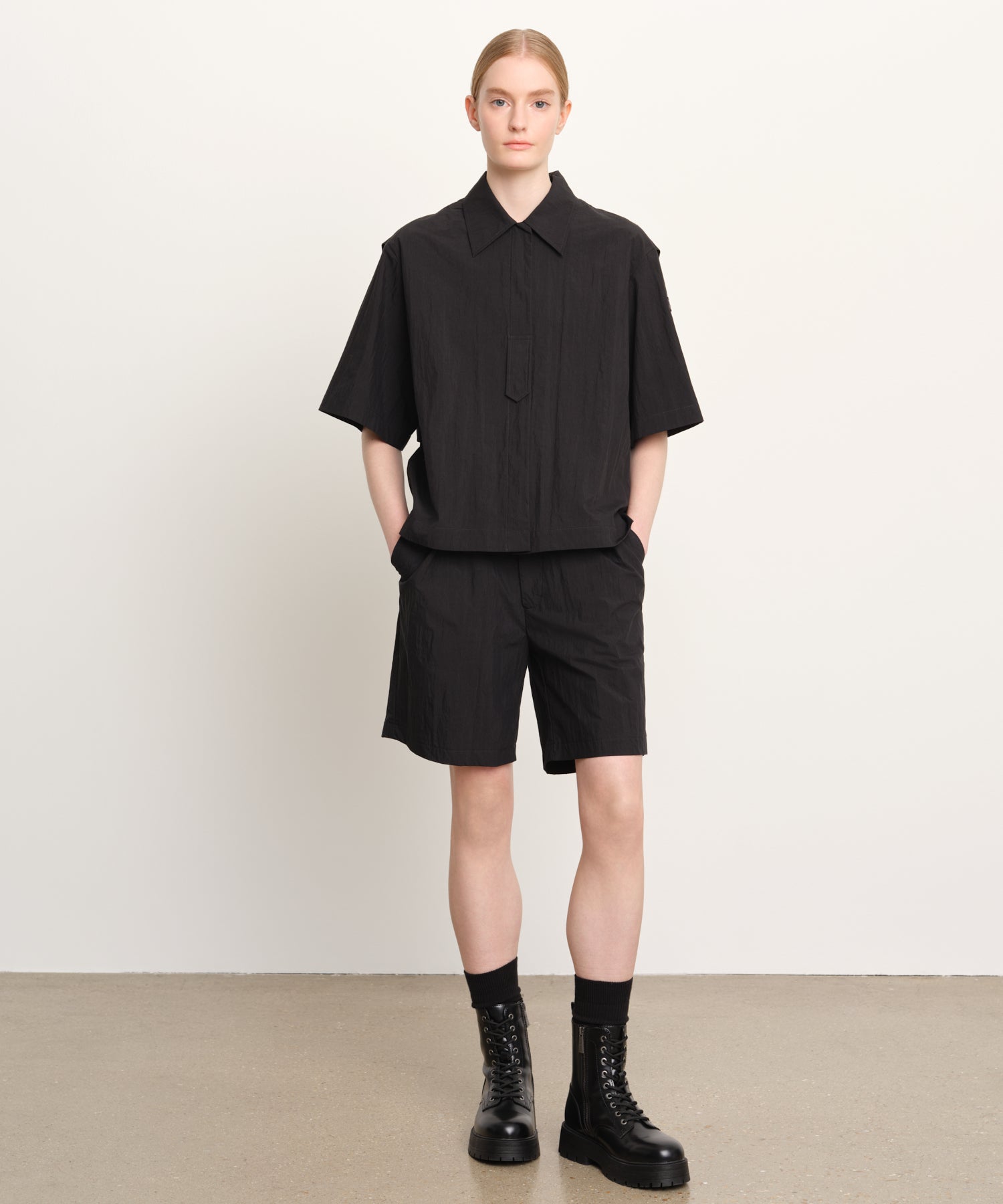 モデル身長176cm、着用サイズ2、着用カラーBLACK