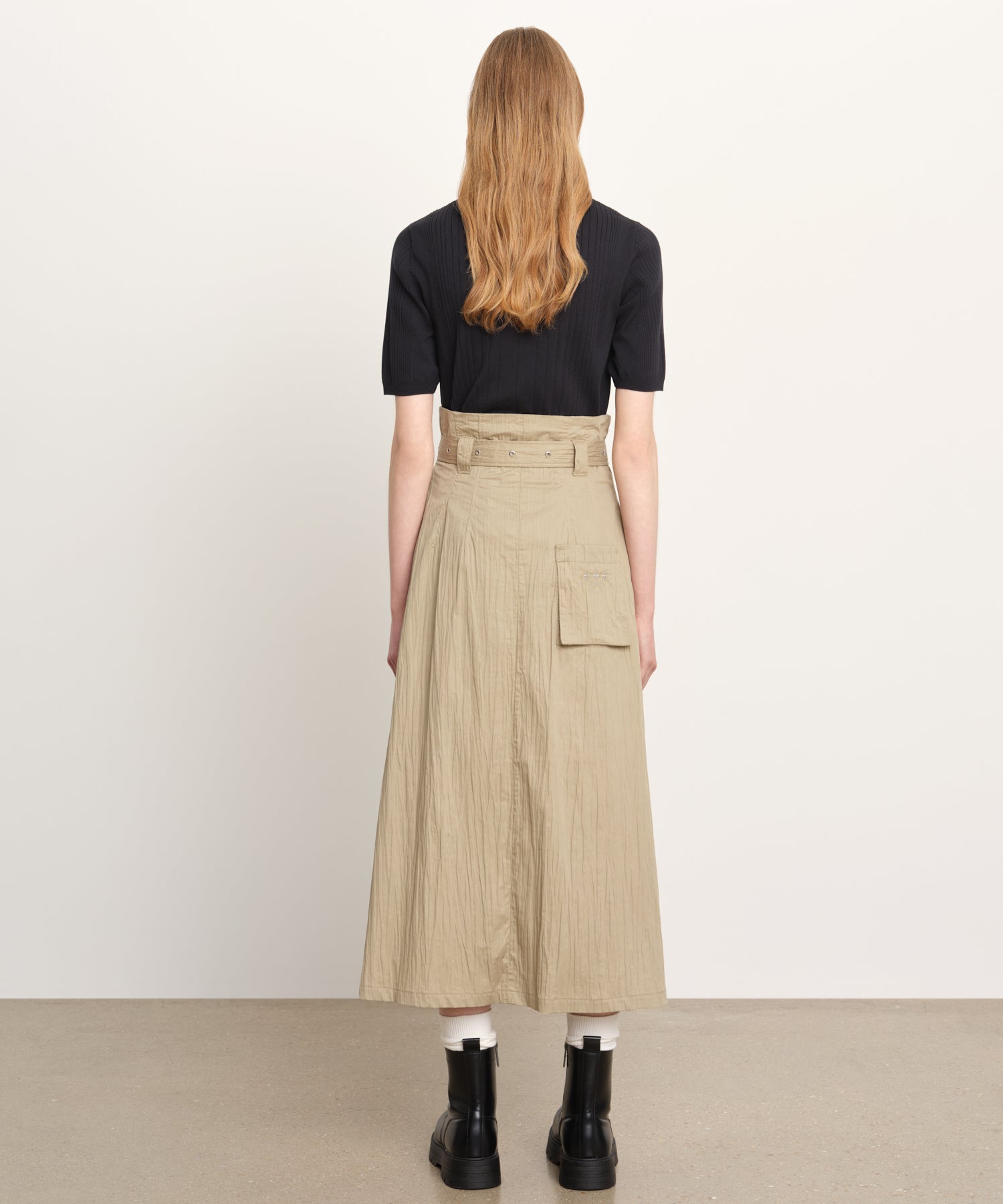 モデル身長176cm、着用サイズ2、着用カラーBEIGE
