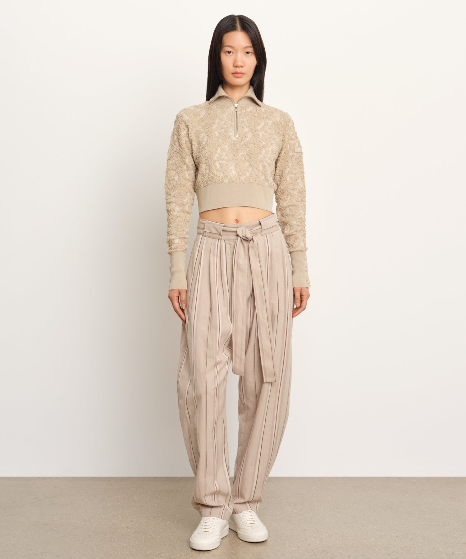 モデル身長177cm、着用サイズ2、着用カラーBEIGE