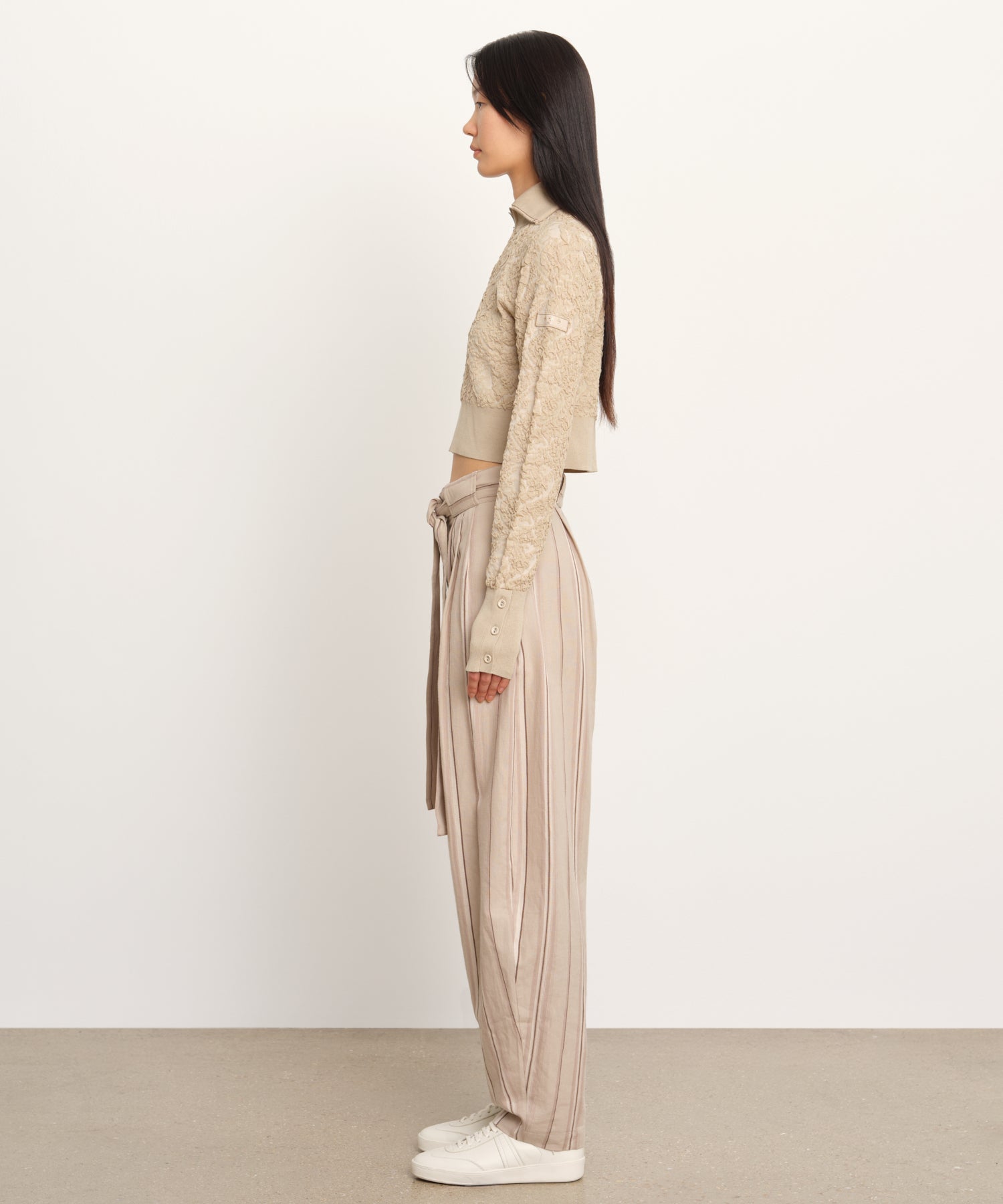 モデル身長177cm、着用サイズ2、着用カラーBEIGE