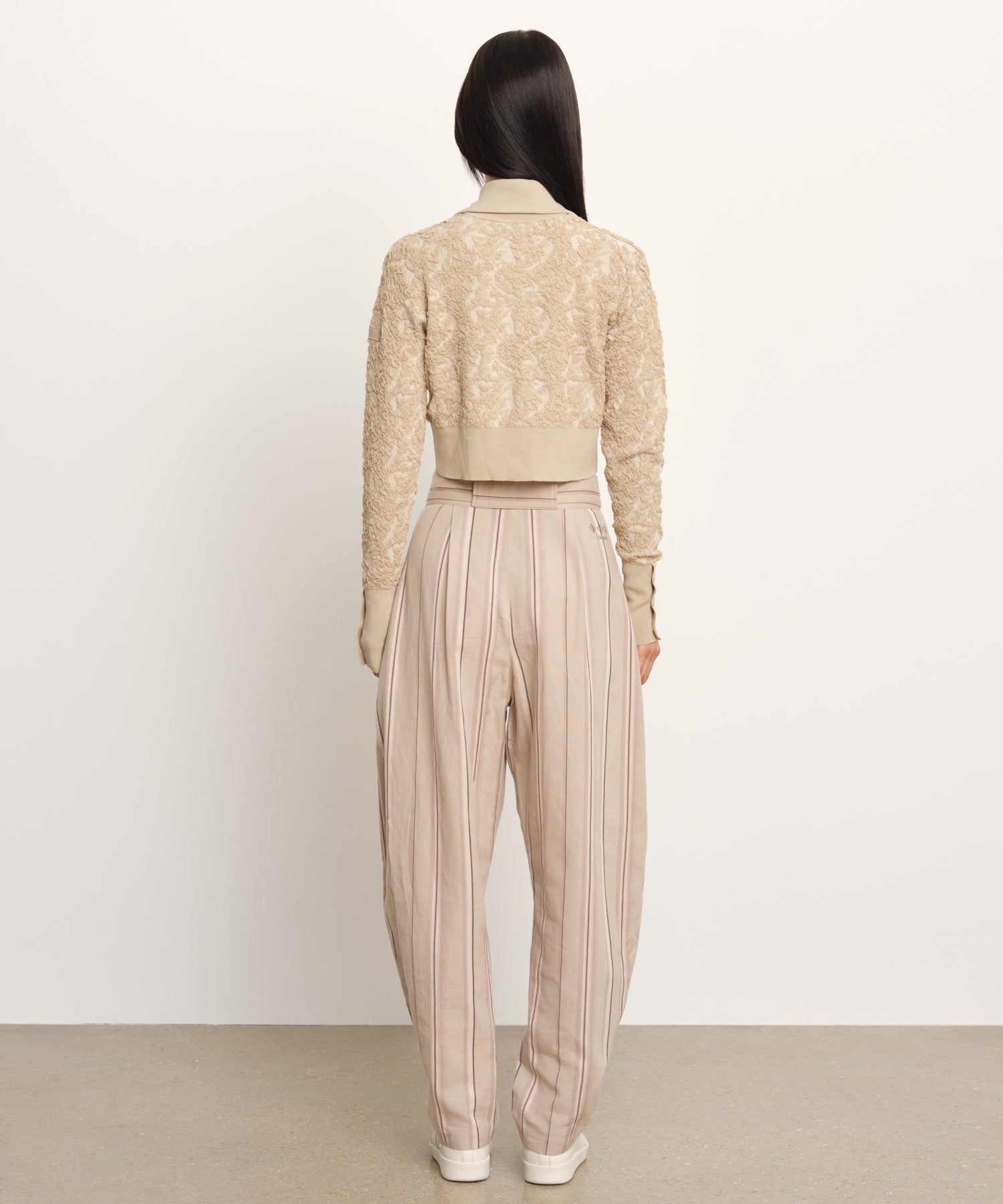 モデル身長177cm、着用サイズ2、着用カラーBEIGE