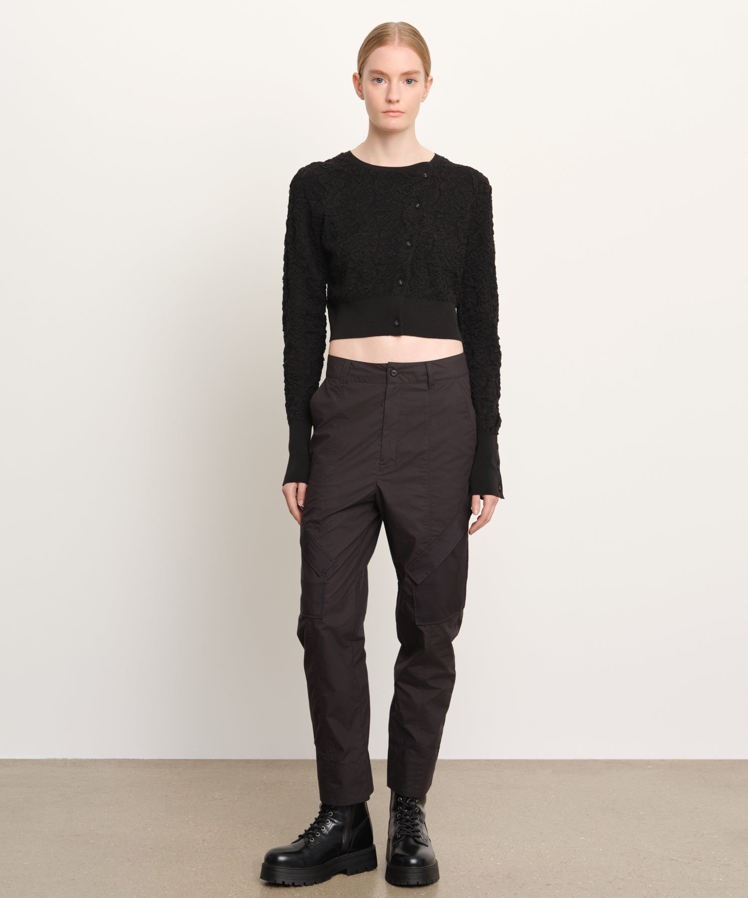 モデル身長176cm、着用サイズ2、着用カラーBLACK