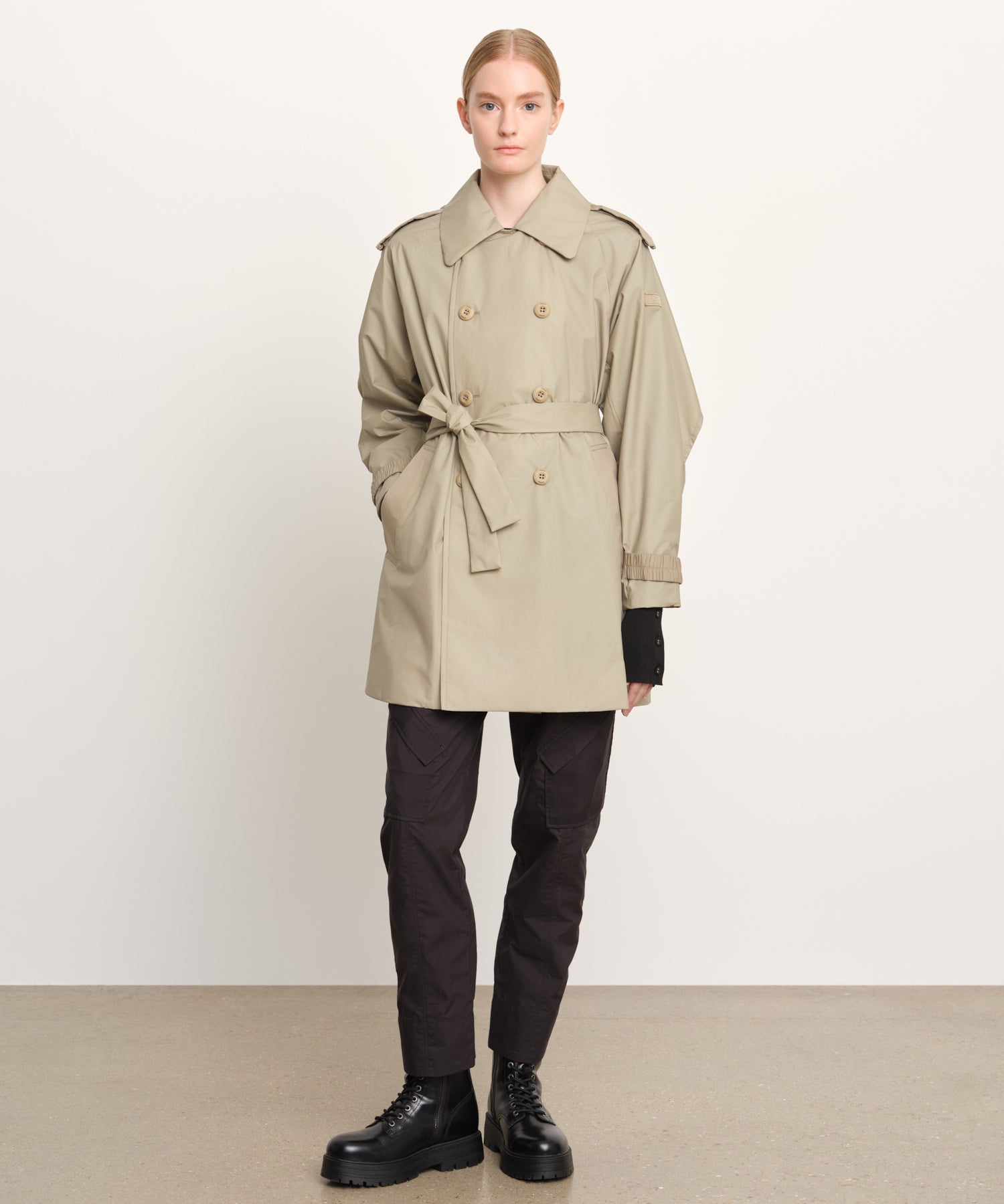 モデル身長176cm、着用サイズ2、着用カラーBEIGE