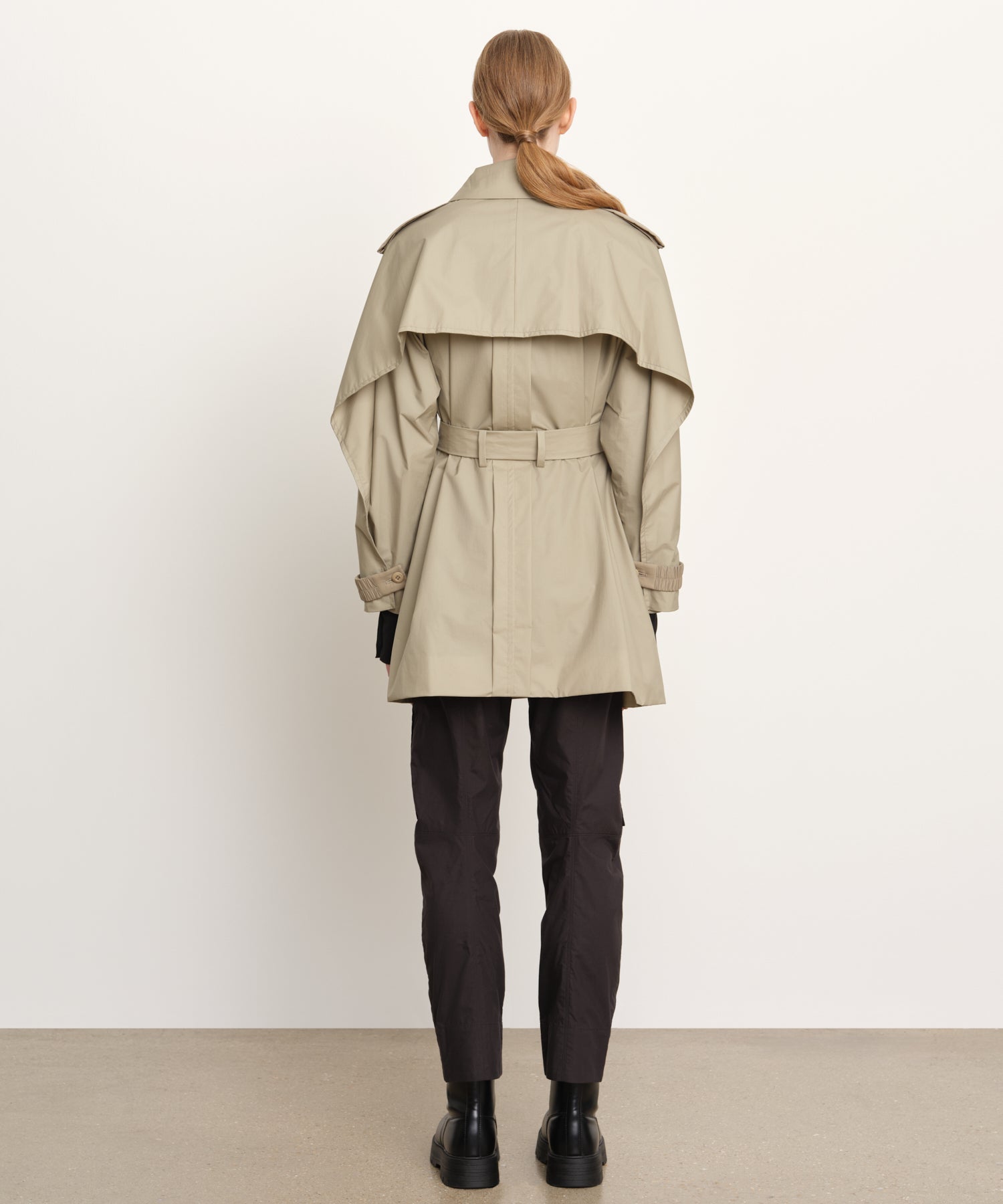 モデル身長176cm、着用サイズ2、着用カラーBEIGE