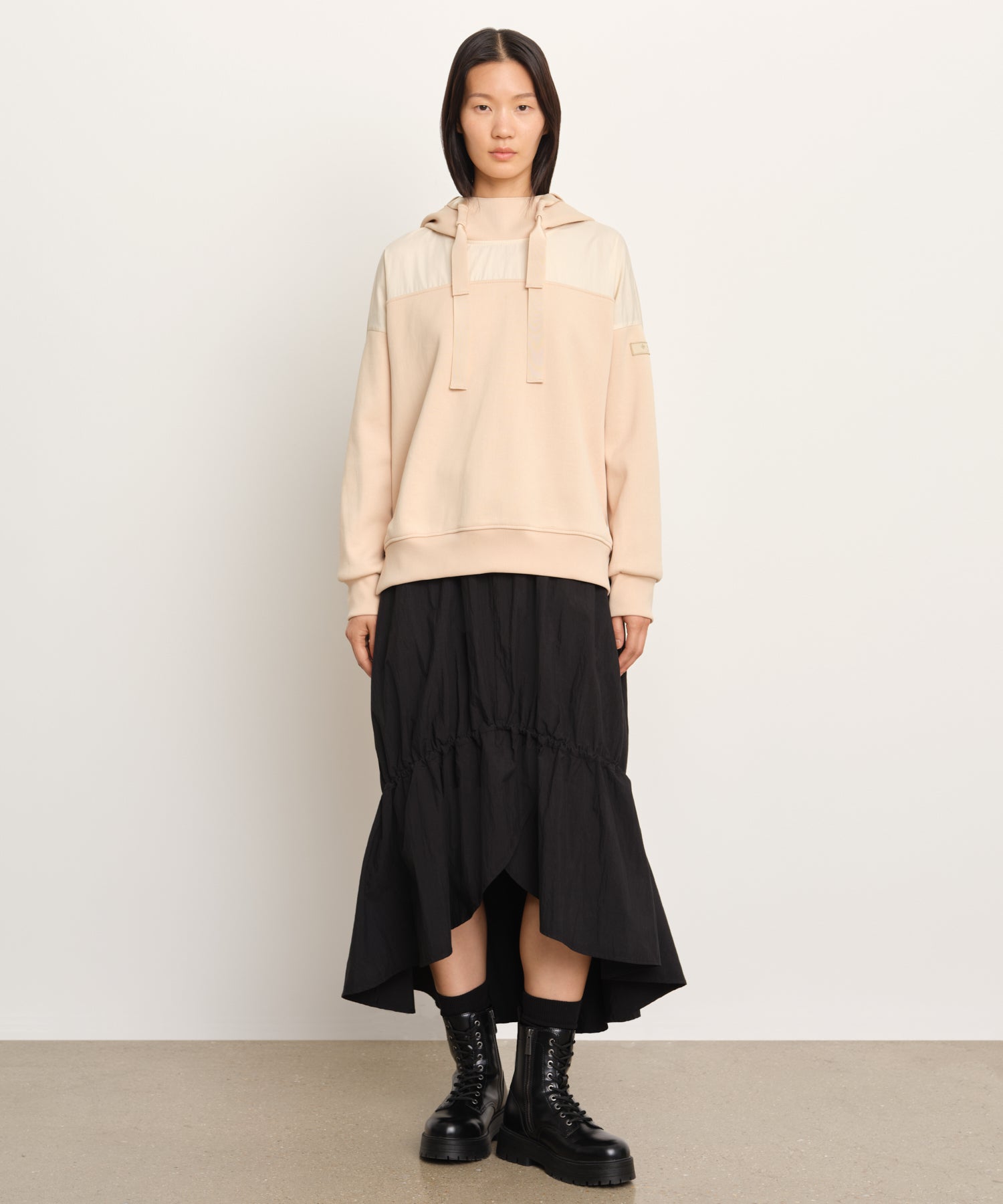 モデル身長177cm、着用サイズ2、着用カラーL.BEIGE