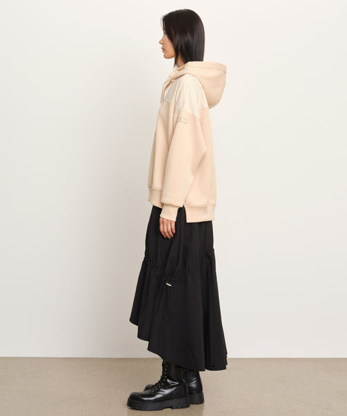 モデル身長177cm、着用サイズ2、着用カラーL.BEIGE