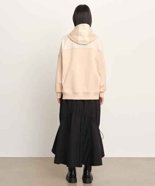 モデル身長177cm、着用サイズ2、着用カラーL.BEIGE