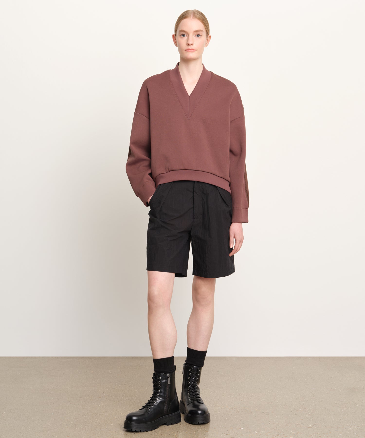 モデル身長176cm、着用サイズ2、着用カラーBROWN