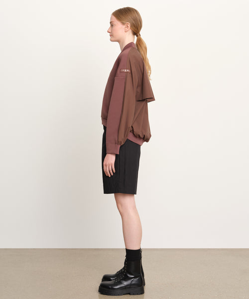 モデル身長176cm、着用サイズ2、着用カラーBROWN