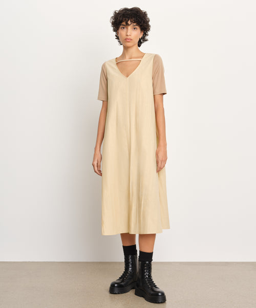 モデル身長176cm、着用サイズ2、着用カラーL.BEIGE