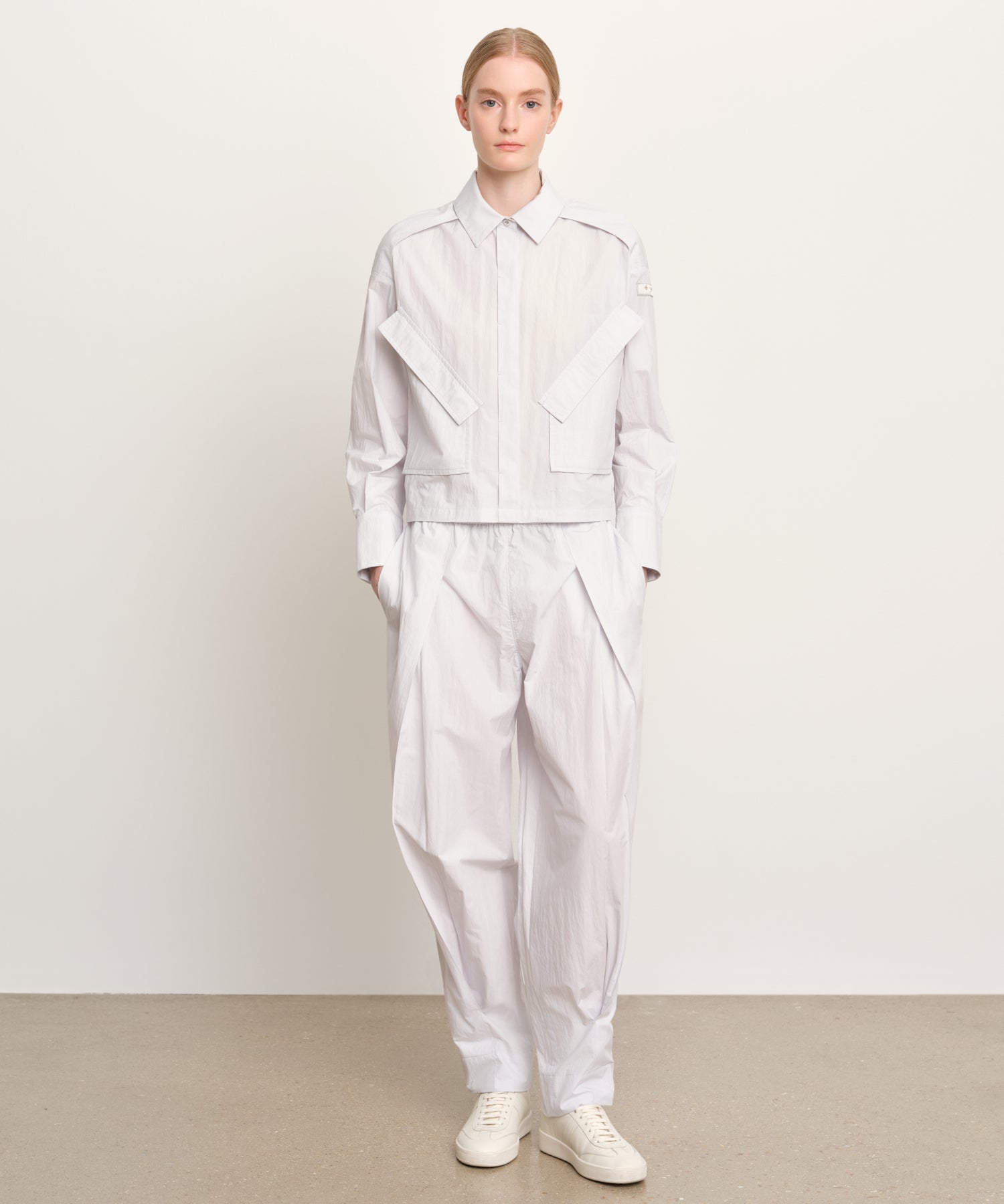 モデル身長176cm、着用サイズ2、着用カラーL.GRAY