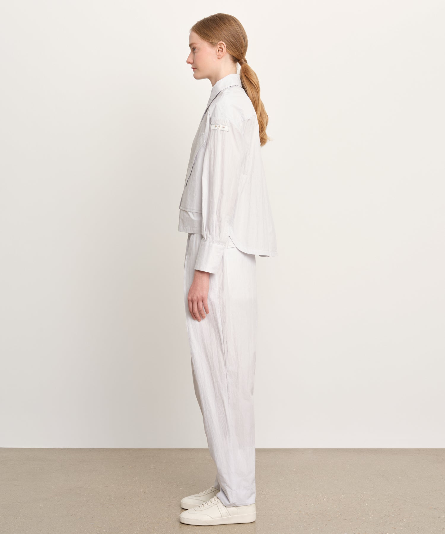 モデル身長176cm、着用サイズ2、着用カラーL.GRAY