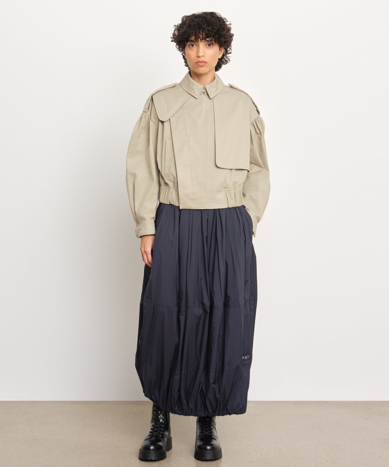 モデル身長176cm、着用サイズ2、着用カラーBEIGE