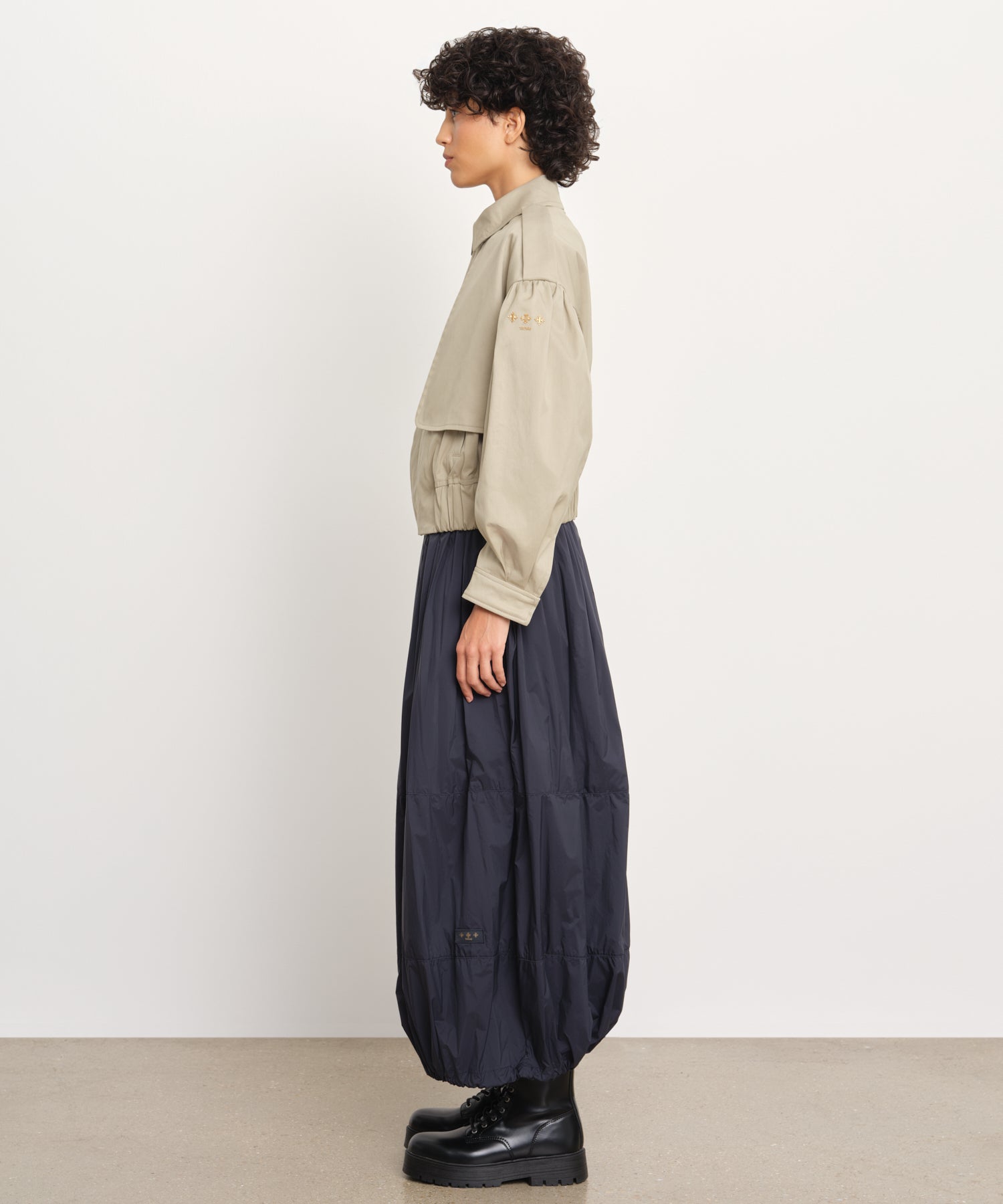 モデル身長176cm、着用サイズ2、着用カラーBEIGE