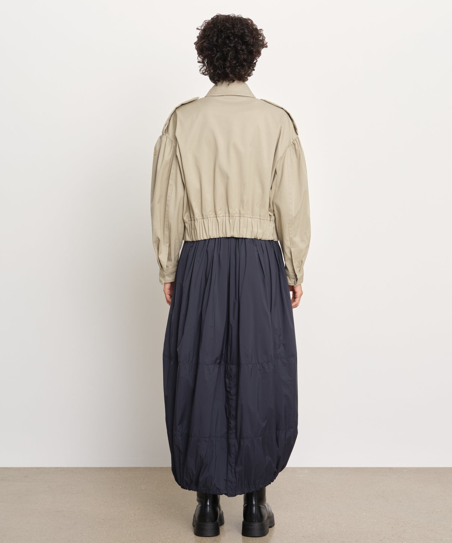 モデル身長176cm、着用サイズ2、着用カラーBEIGE