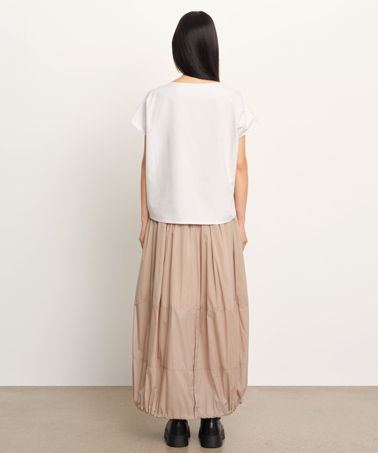 モデル身長177cm、着用サイズ2、着用カラーL.GRAY
