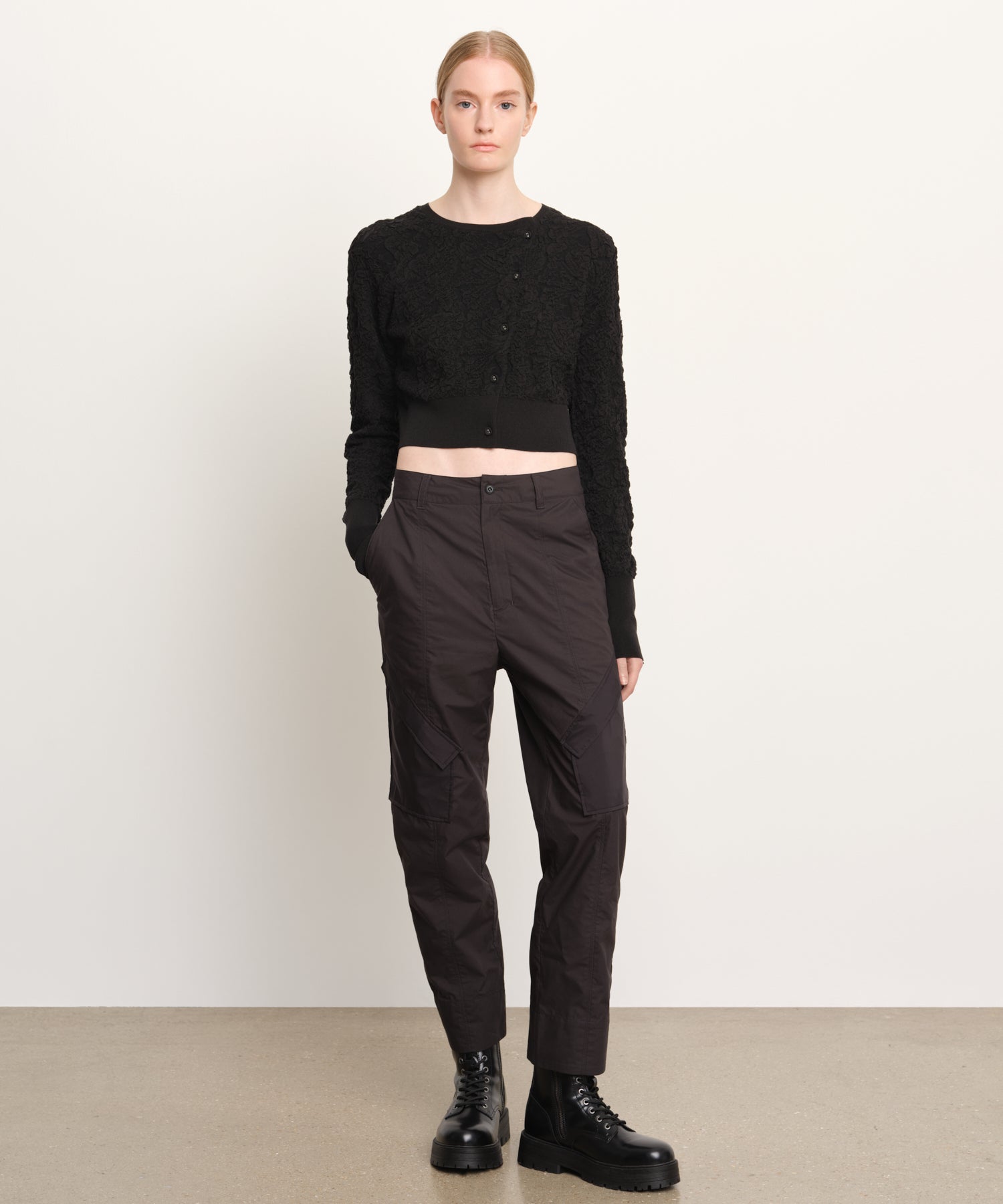 モデル身長176cm、着用サイズ2、着用カラーBLACK