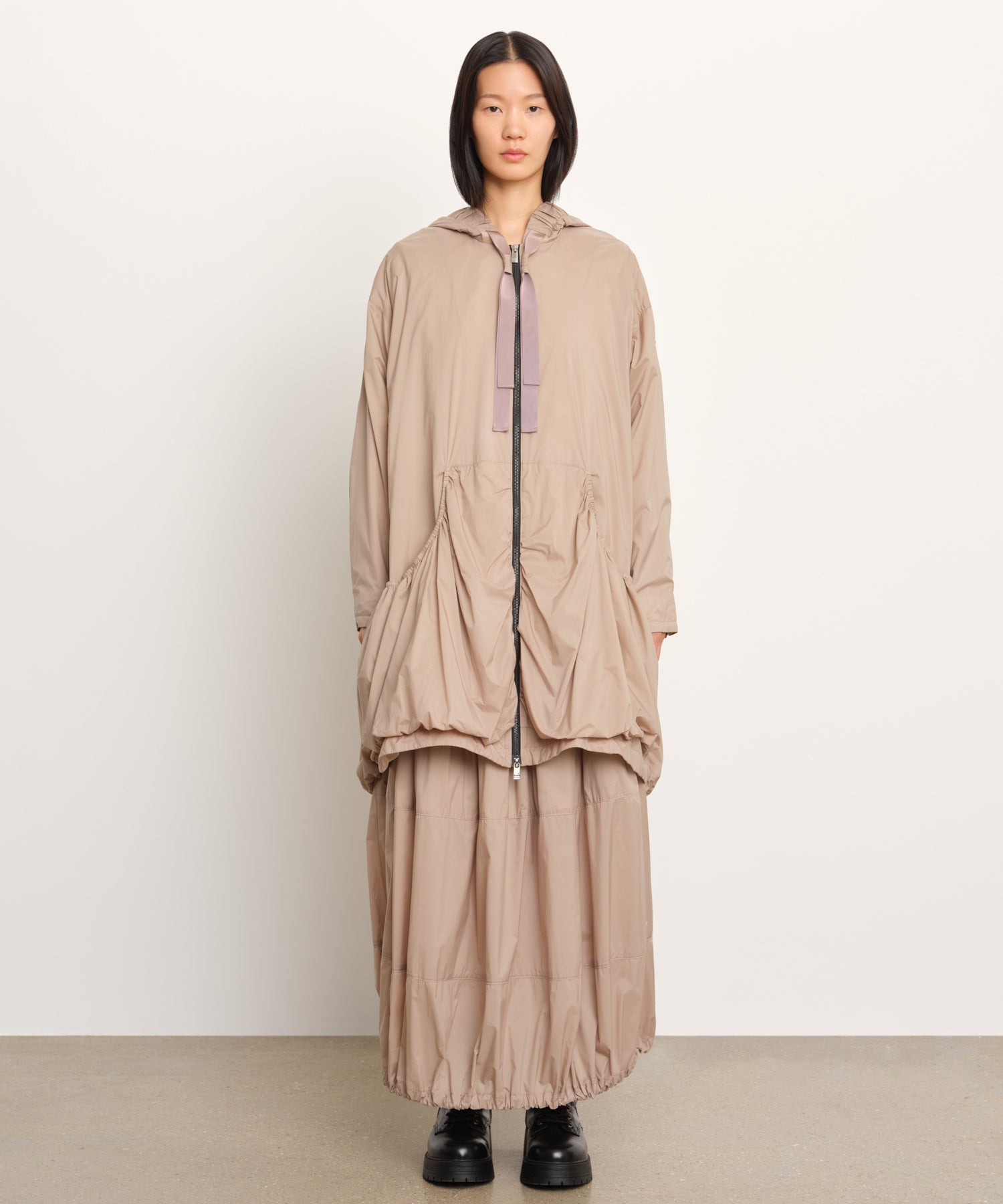 モデル身長177cm、着用サイズ2、着用カラーBEIGE