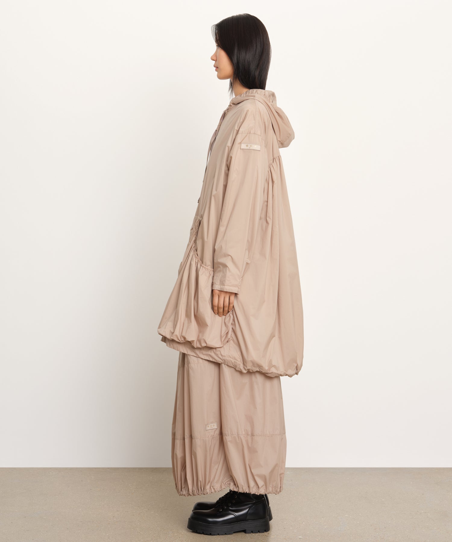 モデル身長177cm、着用サイズ2、着用カラーBEIGE